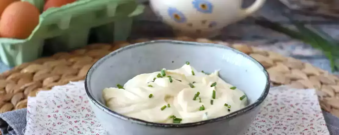 Salata cu maioneză lăsată pe masă la peste 32°C — când devine nesigură și când trebuie aruncată?