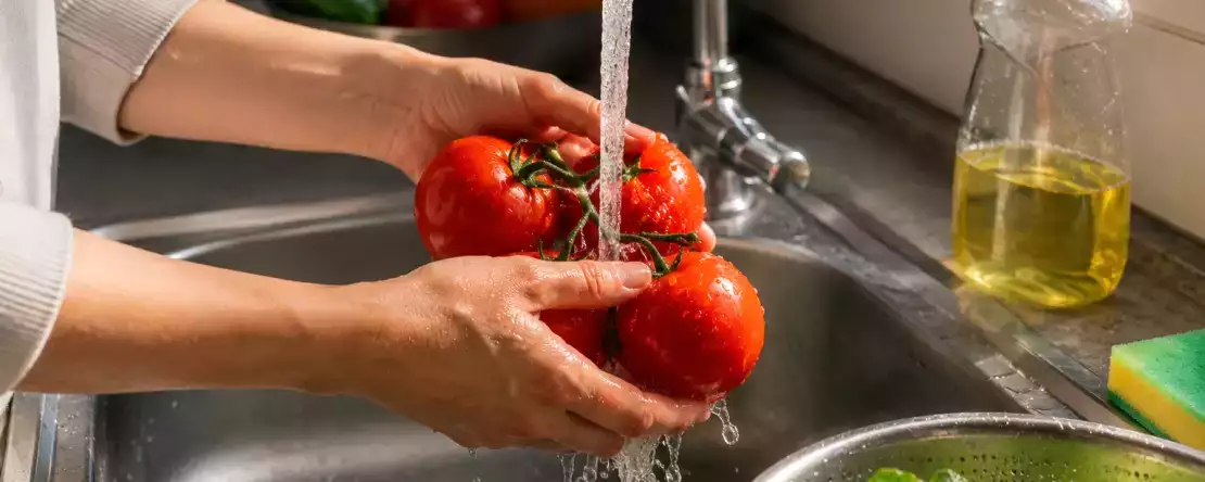 Speli fructele cu detergent? De ce apa curgătoare este suficientă