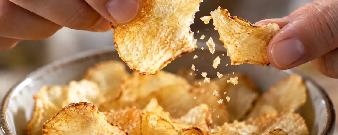 Chipsurile de casă ies moi? Pasul care elimină excesul de amidon