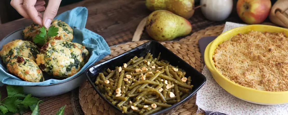 Meniul zilei, 19 septembrie: biscuiți sărați cu feta, fasole verde thailandeză și crumble de mere și pere