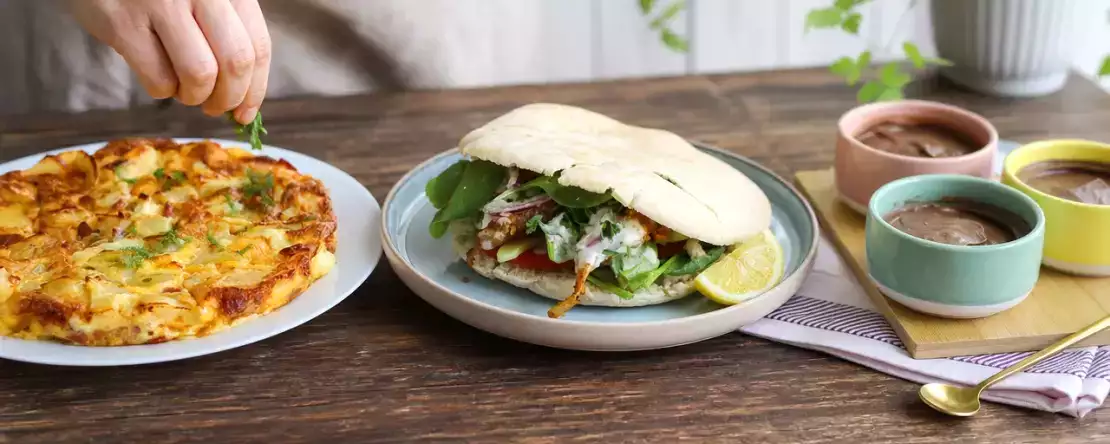 Meniul zilei, 4 octombrie: frittata cu raclette, shaworma de pui la air fryer și cremă de ciocolată cu tofu