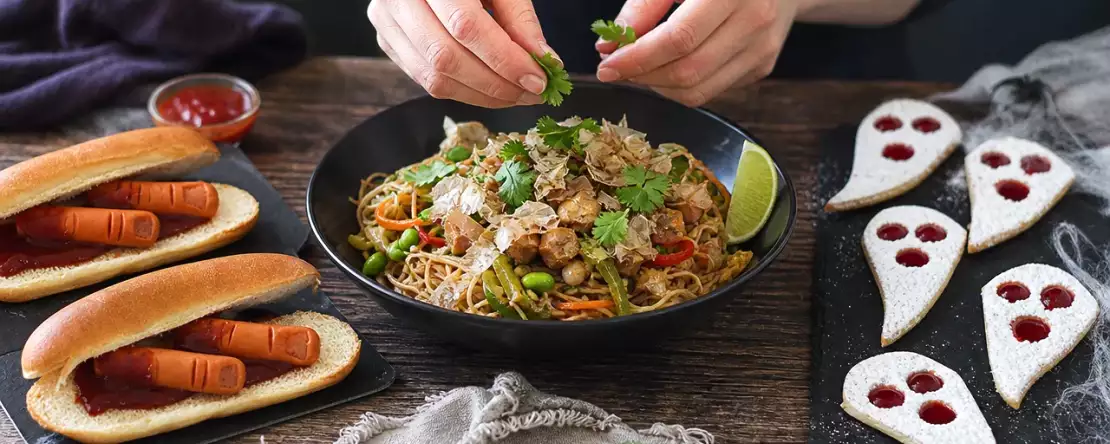 Meniul zilei, 31 octombrie: hot dog-uri sângeroase, yakisoba japonez și biscuiți fantomă