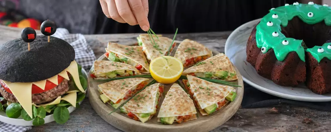 Meniul zilei, 28 octombrie: burger monstru, quesadilla cu pui și tort Bundt cu glazură verde