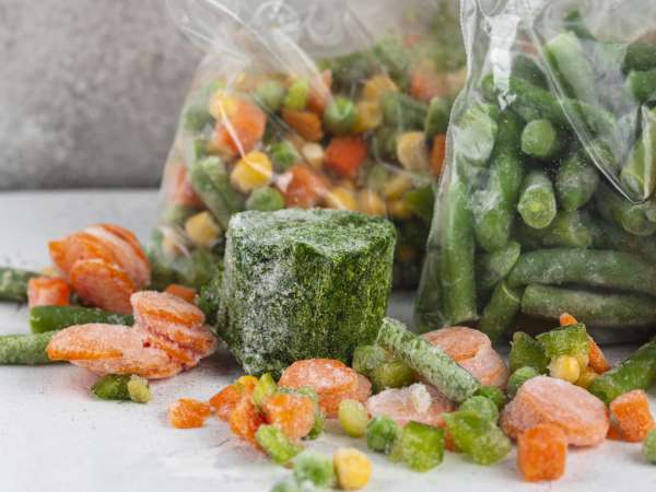 Este sigur să recongelezi alimentele dezghețate? Ghid practic ca să știi când e în regulă și când nu