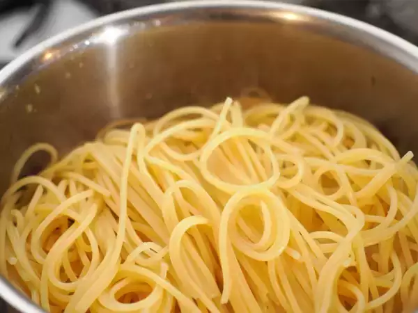 Pui ulei în apa pentru paste? De aceea sosul nu se mai leagă