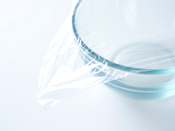 Fără microplastice acasă: cum recunoști sursele din bucătărie și ce schimbări mici te ajută