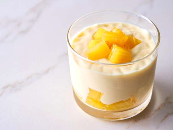 Amestecați asta cu ananas și veți obține cel mai ușor (și mai revigorant) desert înghețat din lume