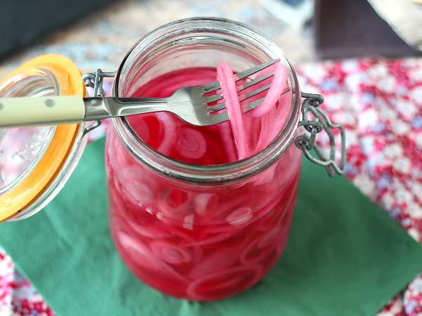 Nu vă va veni să credeți cât de ușor este să preparați ceapă murată în câteva minute