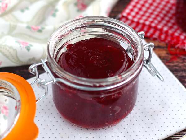 Gemul de prune făcută în casă din doar trei ingrediente? Da, este posibil, și este absolut delicios!