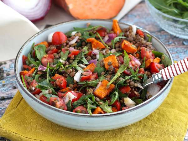 Această salată de linte este opțiunea rapidă și nutritivă care va deveni preferata ta