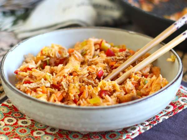 V-a rămas orez? Vești bune: poate fi transformat într-o mâncare surprinzătoare, mult mai gustoasă decât cea originală