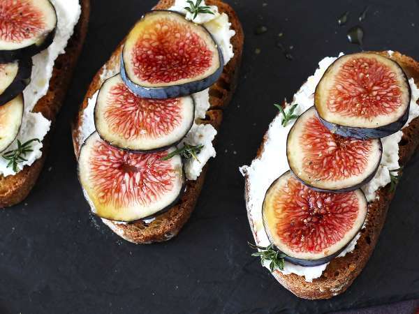 Ați gustat vreodată bruschetta de sezon la care visează toată lumea? Smochine, brânză și miere pentru un aperitiv de neuitat!