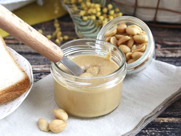 Cum să faci unt de arahide de casă cu un singur ingredient (și cele mai bune rețete pentru a-l folosi).