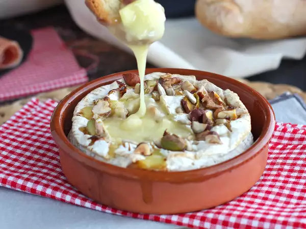 Cu cât mai puturoase, cu atât mai bune? Brânzeturi care sperie cu mirosul lor și hipnotizează cu gustul lor