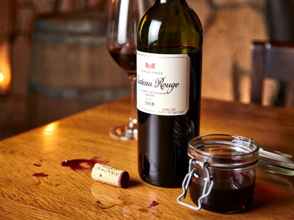 Ți s-a ”trezit” vinul? Trucul TikTok care îl face să reziste zile întregi fără să se strice (și fără a folosi pompe sau dopuri speciale!)