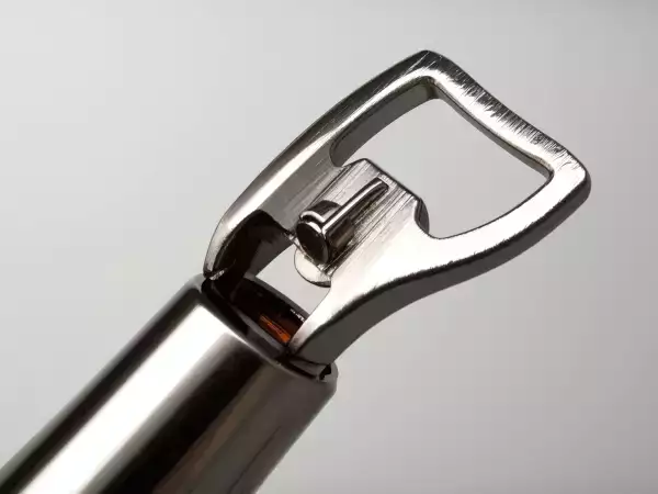 Ați rămas fără tirbușoane? Nu vă faceți griji: aceste tehnici de urgență vă vor salva aperitivele