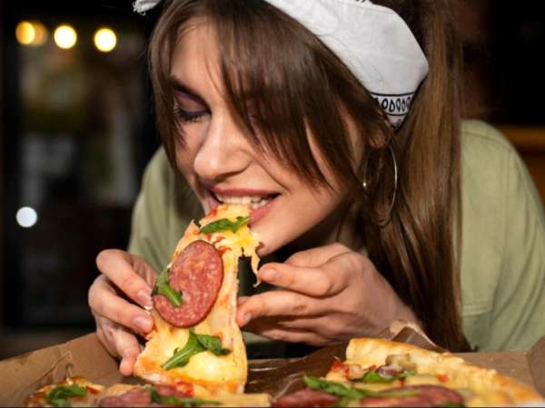 Uitați de tacâmuri: ceea ce a descoperit știința despre mâncatul cu mâinile vă va uimi