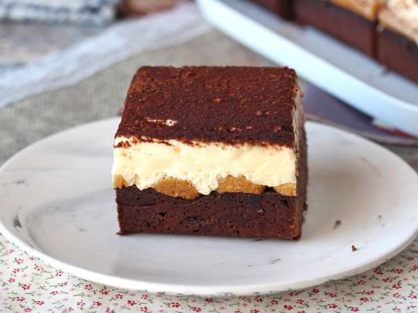 Încă te hotărăști între brownie și tiramisu? Acest desert pune capăt dilemei cu o combinație irezistibilă
