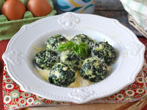 12 mâncăruri de sărbători coapte care sunt ușor de pregătit în avans (și arată întotdeauna grozav pe masă)