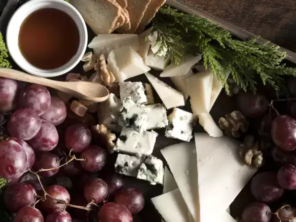 Nu este vorba de brânză, ci de modul în care o tratezi: cheia pentru a o păstra și a o servi bine