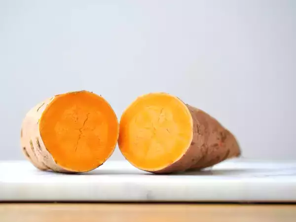 Îmi pot mânca cartoful dulce dacă este încolțit?