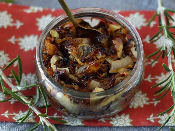 Ceapă caramelizată pentru friptură, brânzeturi și sandvișuri: ieftină și ușor de făcut