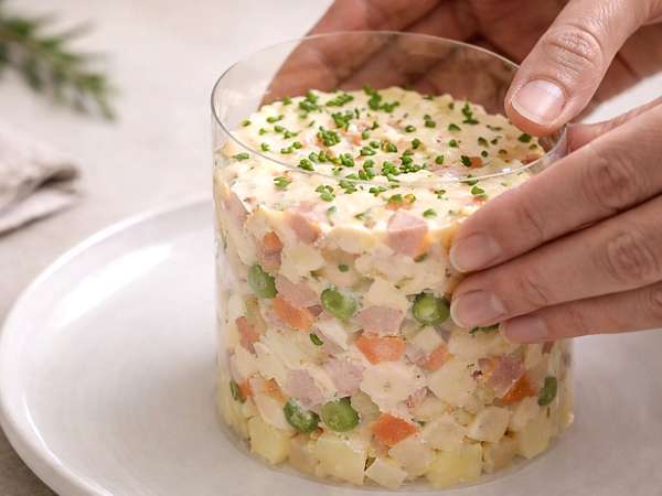 Fără un inel de plating și cu invitați: trucul care salvează prezentarea mâncărurilor (cu ceva ce aveți deja acasă).