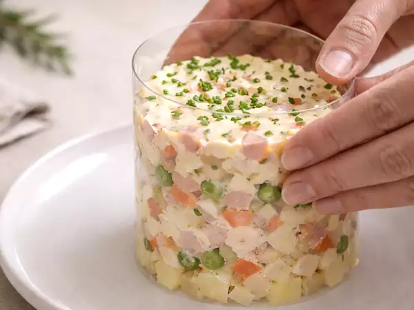 Fără un inel de plating și cu invitați: trucul care salvează prezentarea mâncărurilor (cu ceva ce aveți deja acasă).