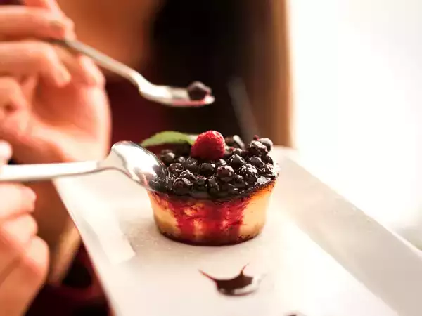 Desertul este același. Senzația nu este: știați că tacâmurile pot schimba gustul?