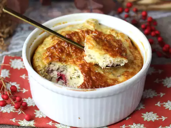 Această prăjitură proteică cu fructe roșii a devenit planul meu preferat B atunci când vreau ceva dulce fără să mă simt vinovată.