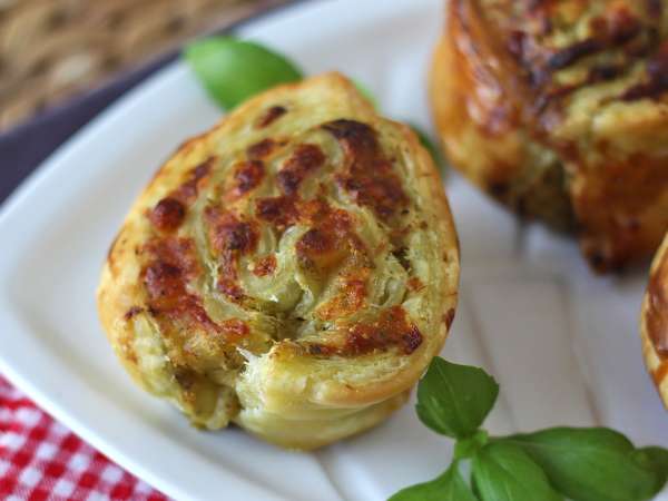 Aceste plăcinte pufoase cu pesto se prepară în doar 15 minute... și dispar și mai repede