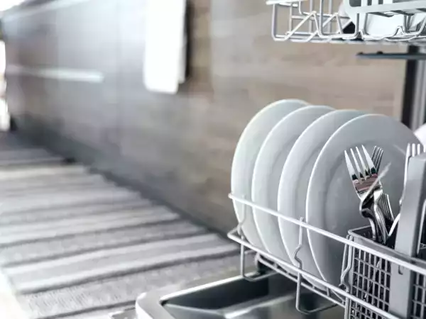Trebuie să clătiți vasele înainte de a le pune în mașina de spălat vase - experții spun