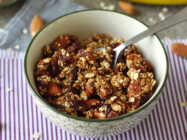 Această granola crocantă poate fi făcută în 15 minute... fără să porniți cuptorul.
