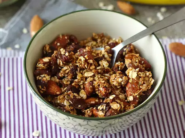 Această granola crocantă poate fi făcută în 15 minute... fără să porniți cuptorul.