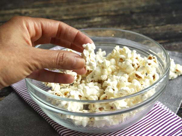 Popcornul dvs. nu are nevoie de mai multă sare: are nevoie de aceasta pentru a face ca condimentul să se fixeze cu adevărat.