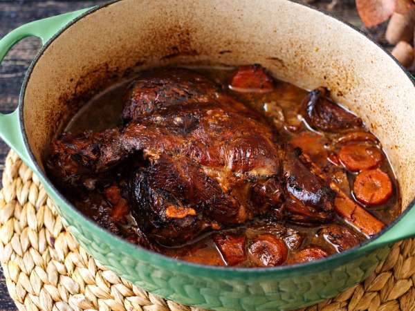 Cum să faci pulpă de miel la cuptor lent: metoda ușoară pentru carne fragedă și aromată