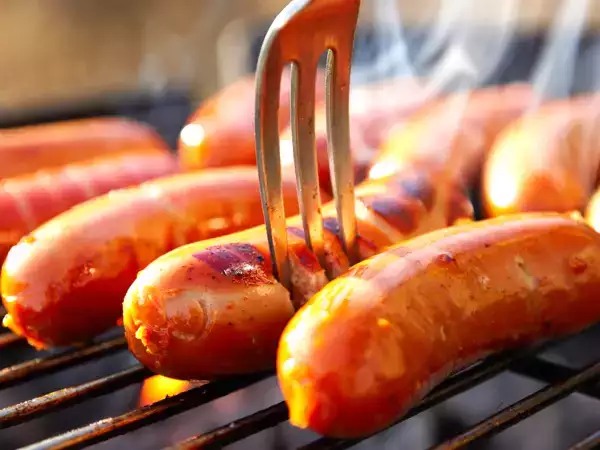 Perforarea cârnaților înainte de a-i găti: greșeală comună sau truc ingenios? adevărul care schimbă totul