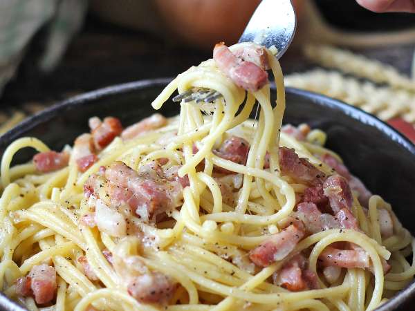 Cuburi de bacon: ingredientul pe care îl aveți întotdeauna în frigider și 12 rețete ingenioase pentru a salva fiecare cină (rapidă și irezistibilă)