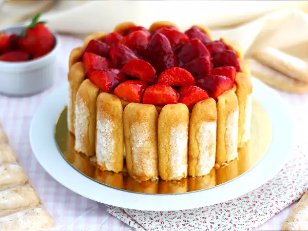 Această charlotte simplă cu căpșuni este în mod clar desertul nostru preferat de primăvară!