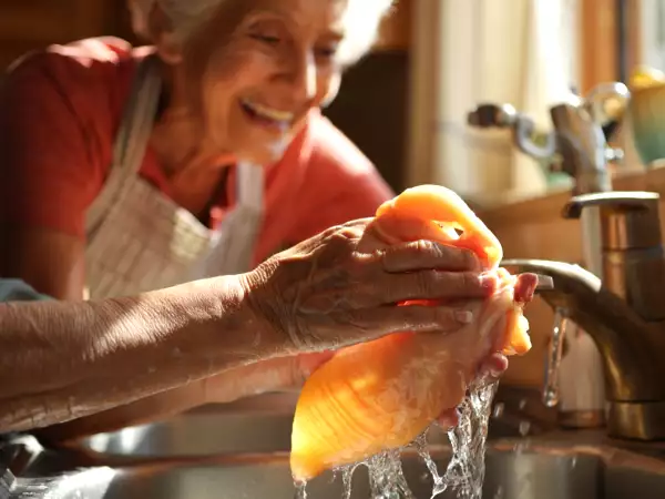 Chiar trebuie să spălați puiul înainte de a-l găti? Adevărul pe care mama și bunica ta nu ți l-au spus niciodată