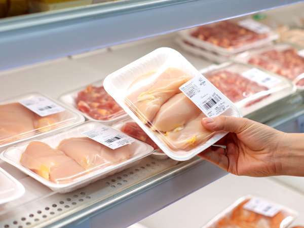Puiul din supermarket arată la fel, dar există ceva ce aproape nimeni nu observă înainte de a-l cumpăra