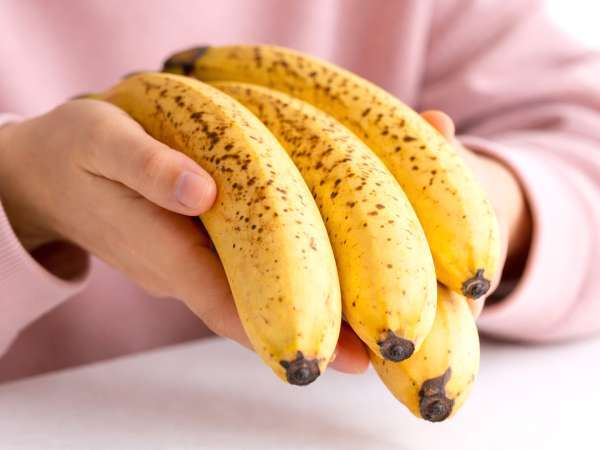 Cum să faci bananele să dureze mai mult și să le împiedici să se înnegrească atât de repede