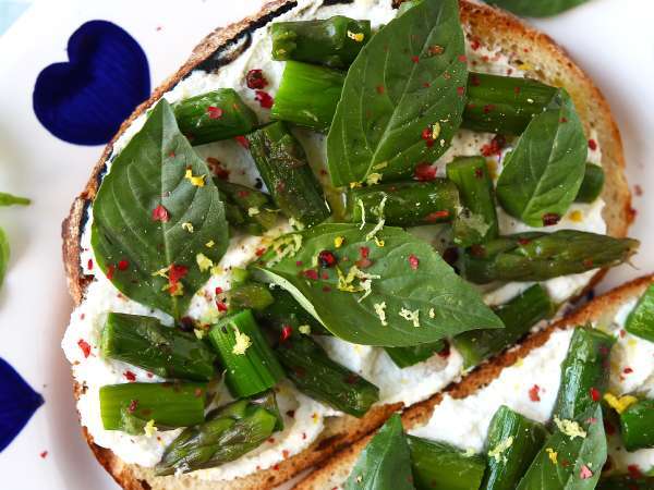 Bruschetta de primăvară pe care o dorește toată lumea: proaspătă, cremoasă și gata în câteva minute