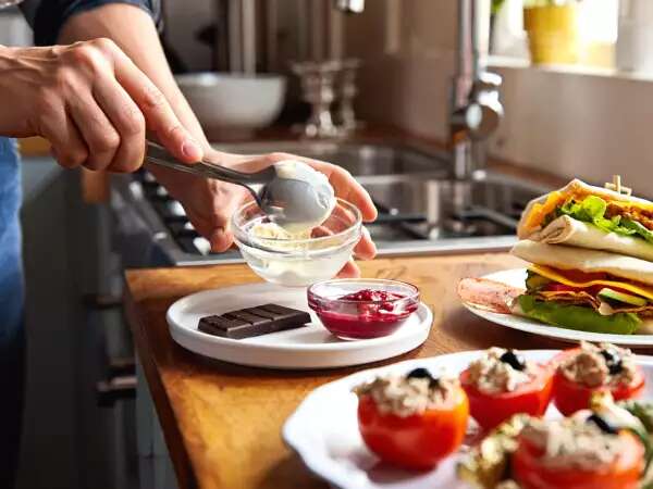Meniul Zilei, 23 Aprilie: Răsfăț Culinar cu Roșii Umplute, Wrap Big Mac și Înghețată Delicioasă