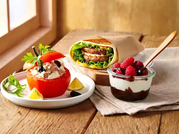 Meniul Zilei, 23 Aprilie: Răsfăț Culinar cu Roșii Umplute, Wrap Big Mac și Înghețată Delicioasă