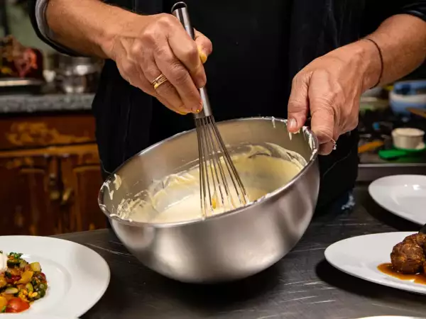 Meniul zilei, 25 aprilie: o explozie de arome cu moelleux, tajine și cremă de cafea