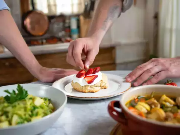 Meniul zilei, 27 aprilie: placintă cu varză, ciorbă de pui a la grec și shortcake cu căpșune