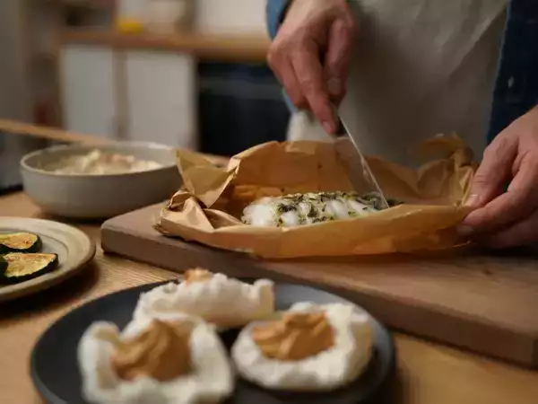 Meniul zilei, 29 aprilie: deliciile dovleceilor crocanți, somonul perfect și mochiul cu unt de arahide