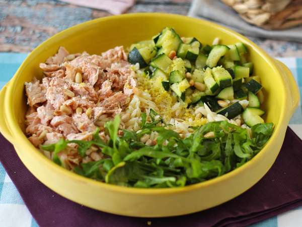 Orzo sau risoni: ce sunt aceste paste mici și de ce funcționează atât de bine în supe, salate și mâncăruri cremoase?