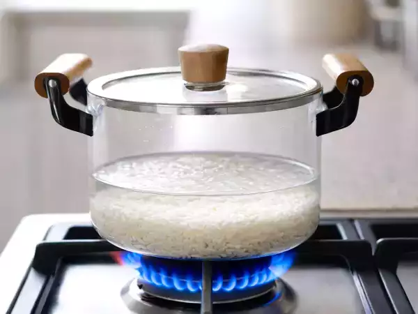 Nu trebuie să măsori apa: trucul simplu pentru orezul vrac pe care aproape nimeni nu îl folosește